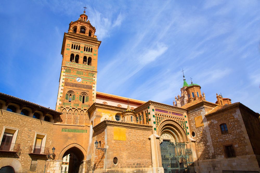 Fachada de catedral y torre de Santa María en Teruel
