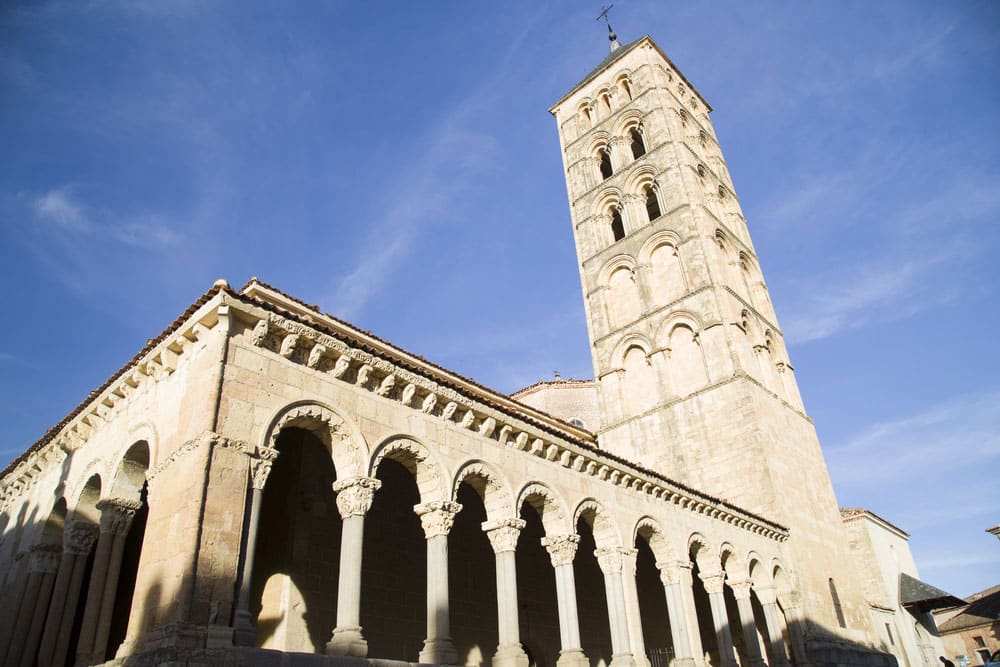 Iglesia de San Martín, torre y arcos en Segovia