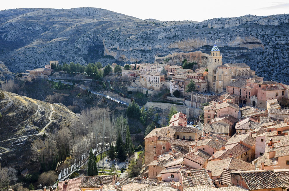 Vista general del pueblo de Albarracín con murallas y castillo medievales, Teruel