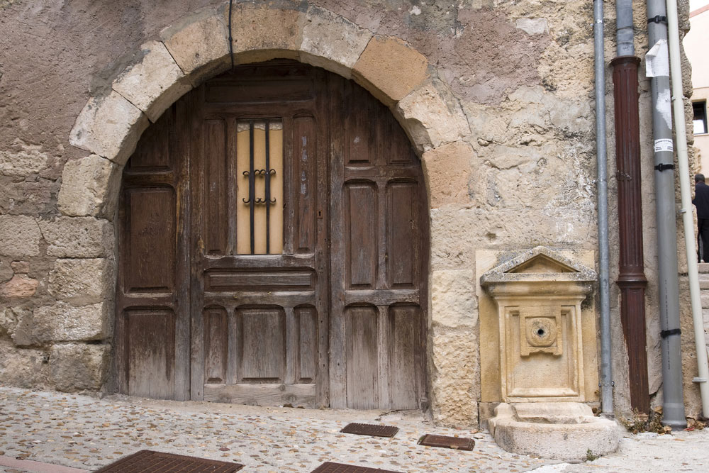 Puerta con arco en casa antigua de Sepúlveda, Segovia