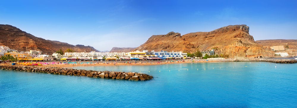 Vista general, playa y casas de Puerto de Mogán en Gran Canaria
