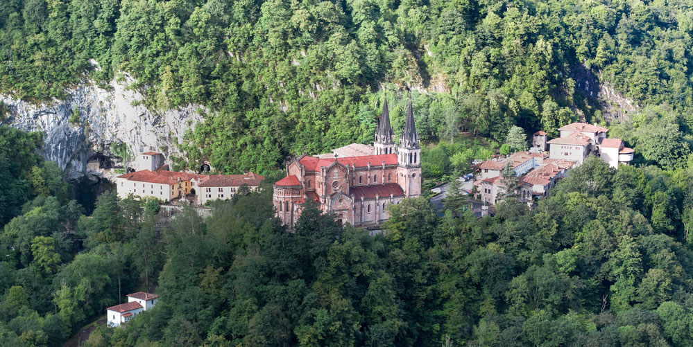 Panorámica de Basílica Santa María de Covadonga, Picos de Europa, Asturias